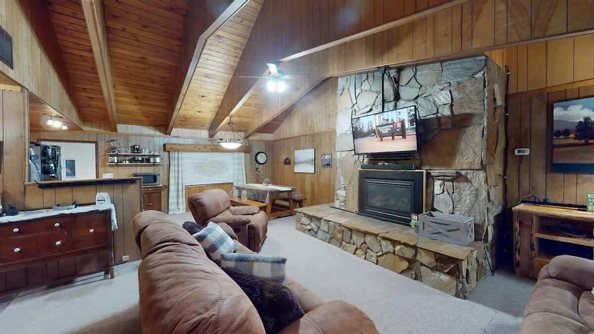 Télévision, cheminée, espaces bureaux