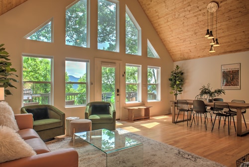 The Honeybee Hideaway | A Peaceful Sanctuary | Hot Tub, Fire Pit and Pet-Friendly