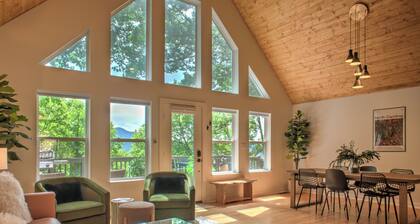 The Honeybee Hideaway | A Peaceful Sanctuary | Hot Tub, Fire Pit and Pet-Friendly