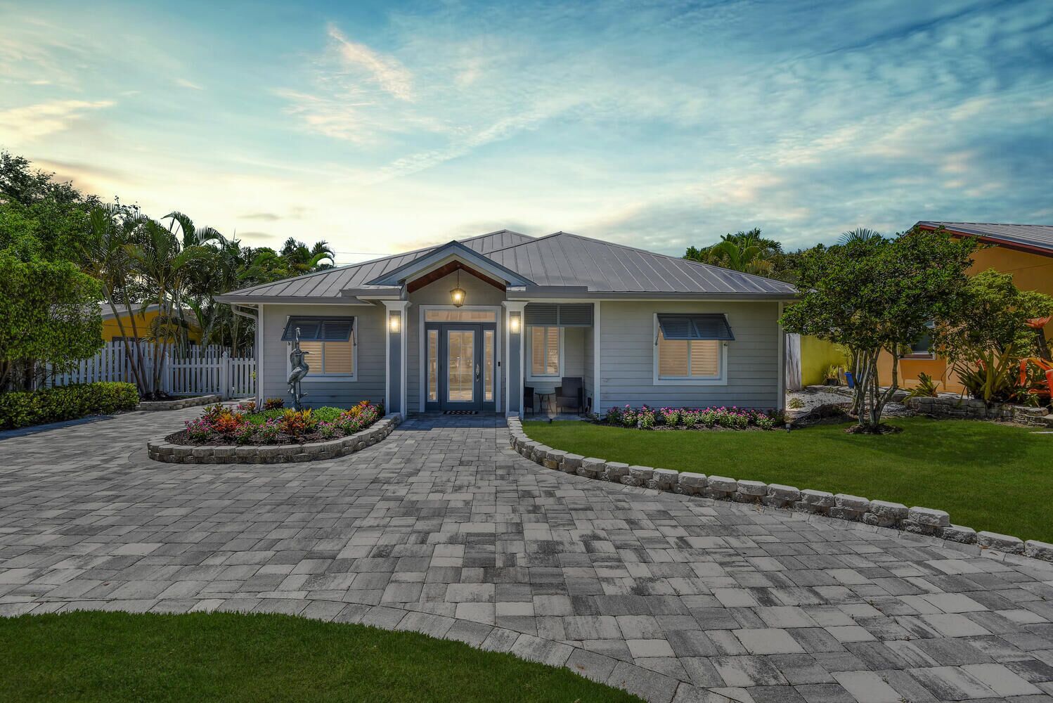 Blue Heron Cottage - Soak up the sun in this pet friendly cottage!