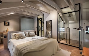 2 عدّة غرف نوم وخزنة داخل الغرفة وسرير سفر وواي فاي مجانًا