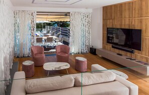 TV - Beach front home in Petrcane (Petrcane)