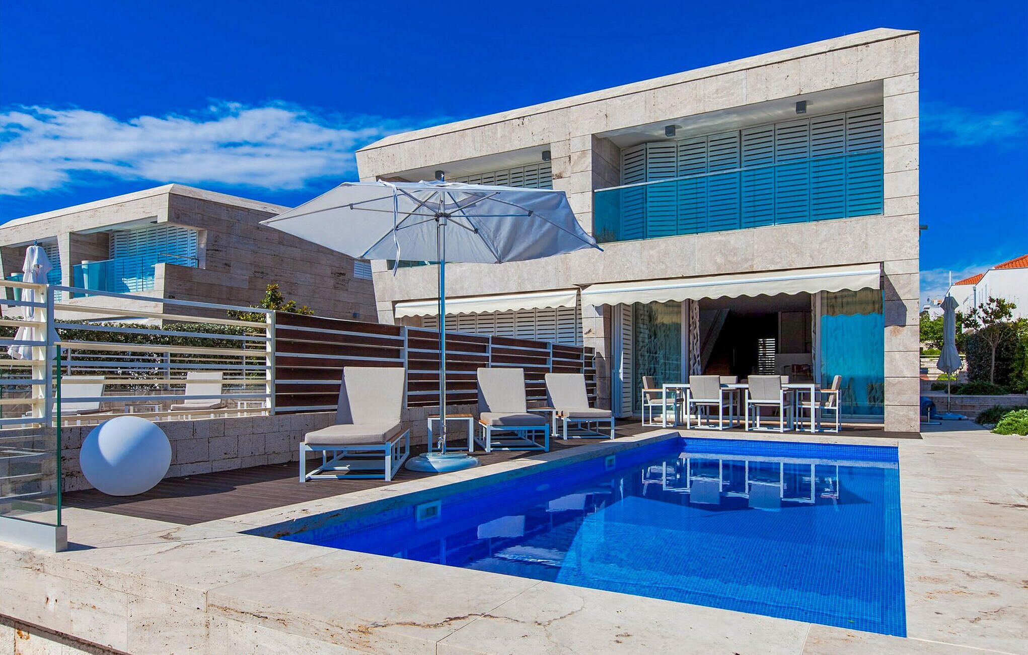 حمّام سباحة مُدفَّأ