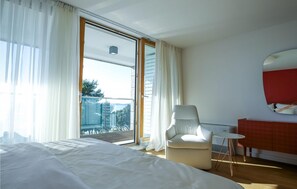 4 bedrooms, travel crib, free WiFi, bed sheets - Beach front home in Petrcane (Petrcane)