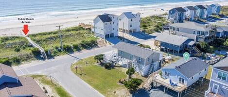 Playa en los alrededores y camastros