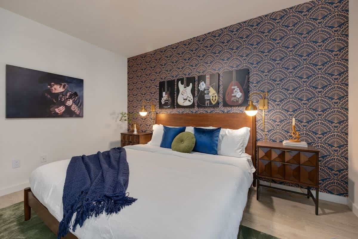 4 bedrooms, iron/ironing board, WiFi, bed sheets