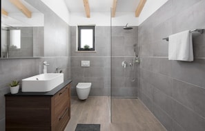 Shower, hair dryer - Beautiful home in Marcana with sauna (Marcana)