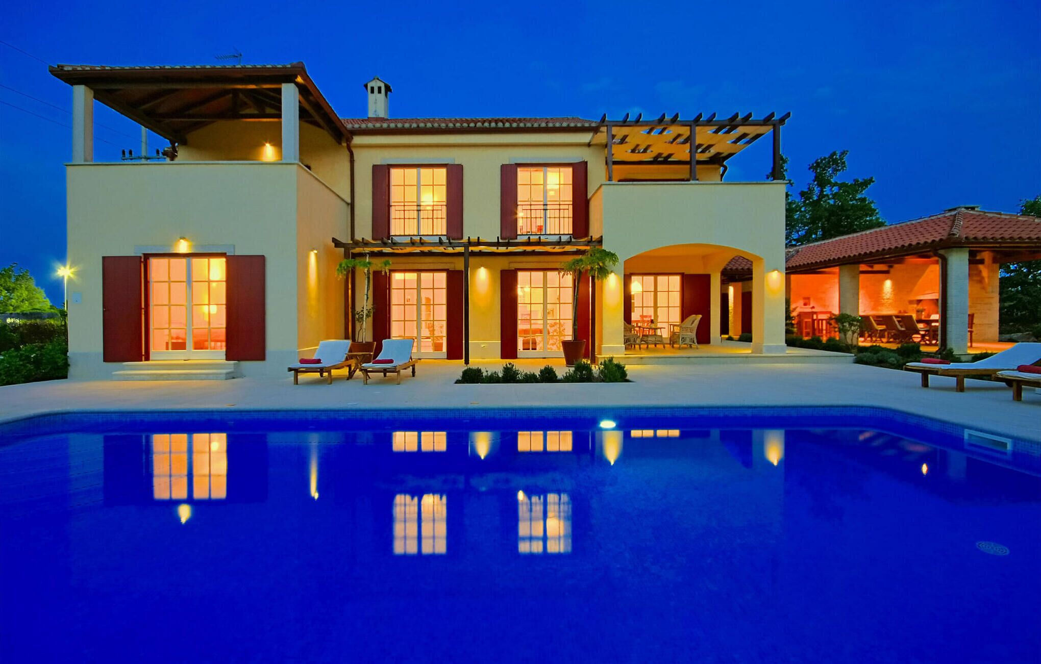 Lämmitetty uima-allas