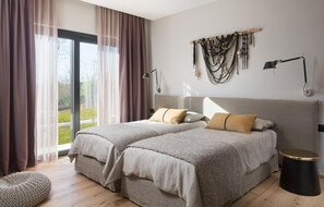 2 habitaciones, tabla de planchar con plancha y cuna de viaje 