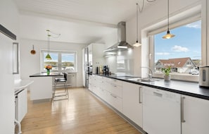 Réfrigérateur, surface de cuisson, lave-vaisselle, cafetiÚre-théiÚre