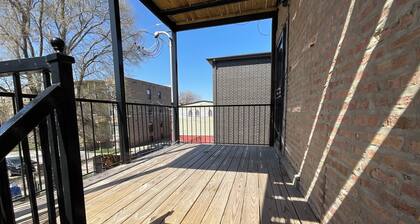 Spacious Three Bedroom Condo near University of Chicago