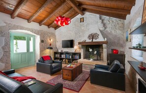 Fernseher, Kamin, DVD-Player