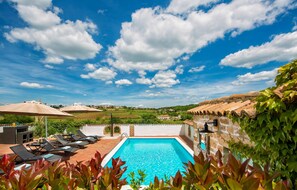 A heated pool - Gorgeous home in Filipi (Filipi)