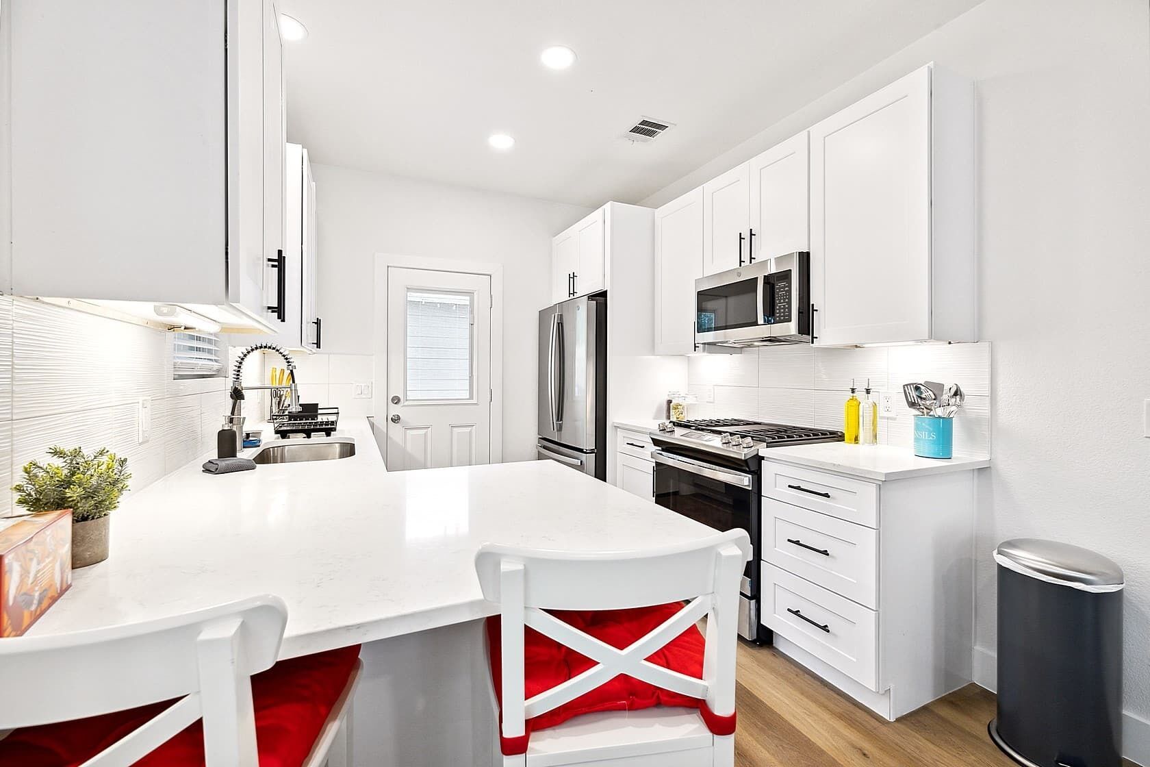 Jääkaappi, mikroaaltouuni, uuni, liesi