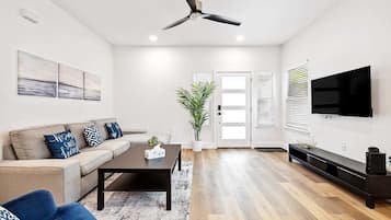 Smart-TV, stereoanlegg og kontorer