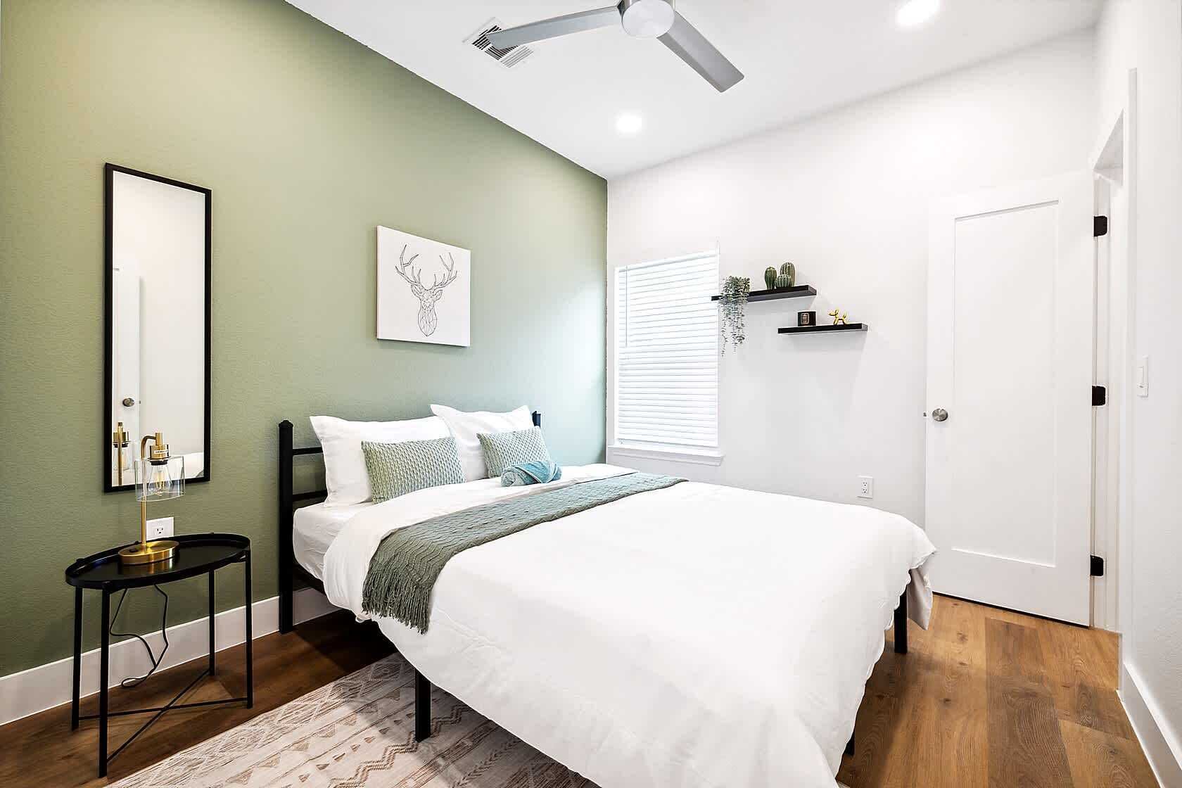 3 soverom, skrivebord, strykejern/-brett og wi-fi (inkludert)