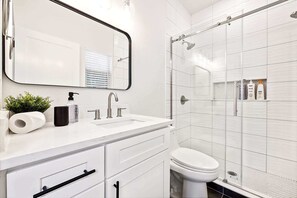 Dusj, hårføner, håndklær og såpe