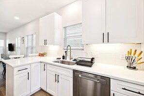 Køleskab, mikrobølgeovn, ovn, kogeplade