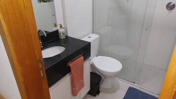 Toalhas de banho, sabonete, papel higiênico