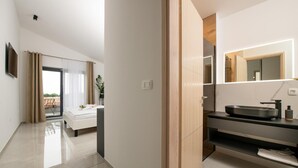 4 多间卧室、客房内保险箱、旅行婴儿床、免费 WiFi
