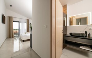 4 bedrooms, in-room safe, travel crib, free WiFi - Beautiful home in Rebici (Rebici)