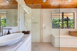 Hair dryer, towels - Papillon on Coral Sea privacy (Mossman Gorge)