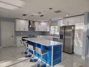 Geladeira, micro-ondas, fogão, cooktop
