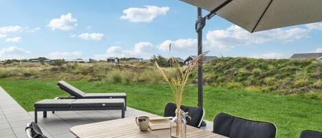 تناول الطعام بالخارج