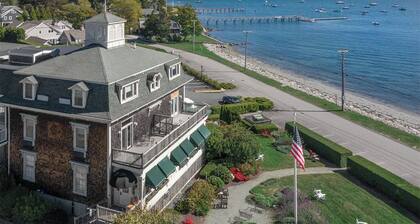 1 Bedroom Suite w/ Kitchenette, Sleeps 4, 10 min from Newport, at Voyager Inn!