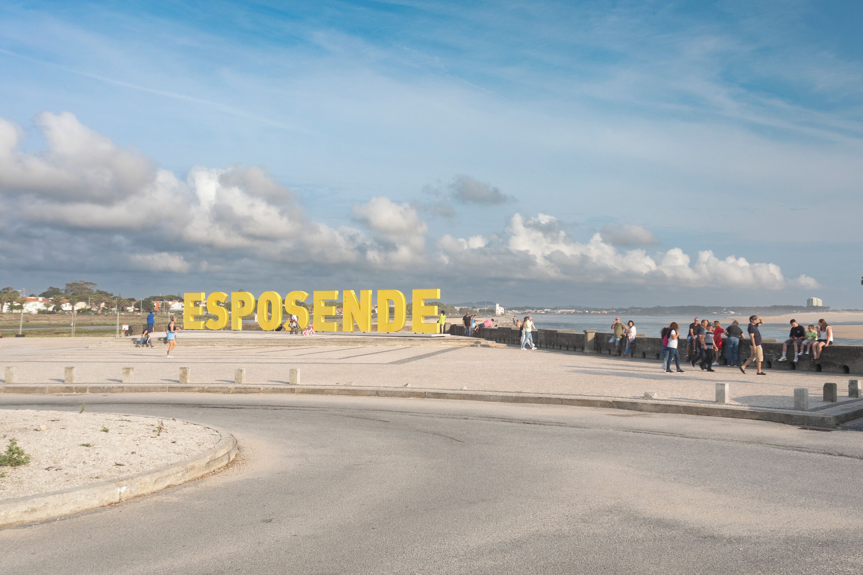 Une promenade en bord de mer avec une grande enseigne jaune sur laquelle on peut lire « ESPOSENDE ».