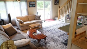 Älytelevisio, pöytäjalkapallopöytä, kirjoja, stereot