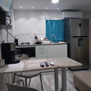 Refrigerador, microondas, parrilla de estufa y cafetera y tetera 