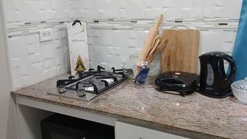 Refrigerador, microondas, parrilla de estufa y cafetera y tetera