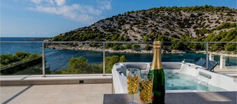 4 bedroom nice home in Razanj