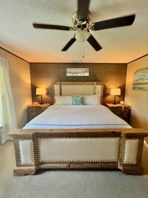 3 chambres, bureau, fer et planche à repasser, lit de bébé portatif