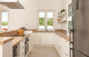 Kühlschrank, Ofen, Herdplatte, Geschirrspüler