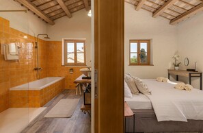 Baignoire, séchoir à cheveux