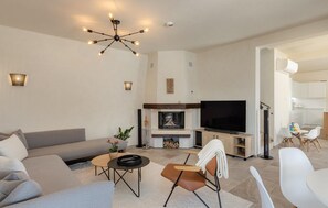 TV, fireplace, ping pong