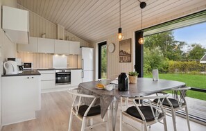 Een koelkast, een vaatwasser, een koffiezetapparaat/waterkoker