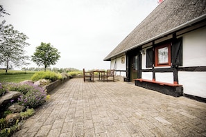 Outdoor dining - Idyllic farmhouse 600m from the Little Belt (Faaborg)
