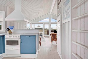 Réfrigérateur, four, lave-vaisselle, chaise haute