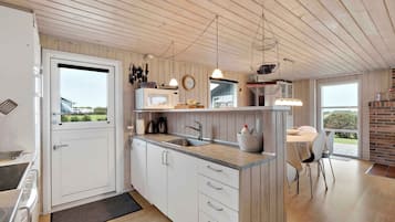 Kjøleskap, ovn, kokeplater og oppvaskmaskin