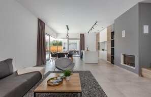 Smart TV, fireplace