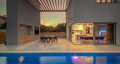 Lovely home in Sveti Filip i Jakov