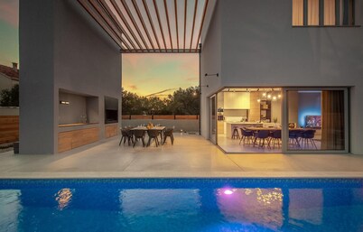 Lovely home in Sveti Filip i Jakov