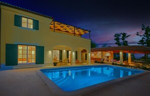A heated pool - Awesome home in Butkovici with sauna (Butkovici)
