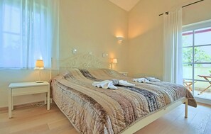 4 bedrooms, travel crib, free WiFi, bed sheets