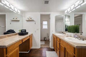 Regadera, secadora de cabello, toallas, jabón 