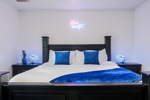 4 bedrooms, iron/ironing board, travel crib, free WiFi - Glendale Retreat: Heated Pool, Golf, Gameroom, Bar (Glendale)