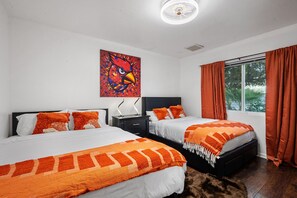 4 habitaciones, tabla de planchar con plancha y cuna de viaje 